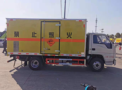 天峻爆破器材运输车工人安全操作规范与智能技术保障